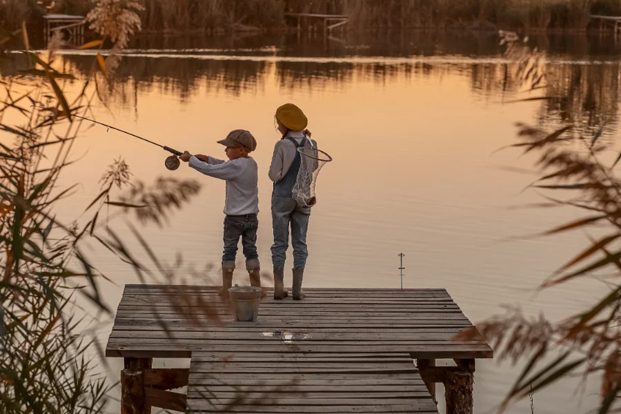 Pêche à l'achigan du bord au Québec : postes, leurres et technique (sans bateau)